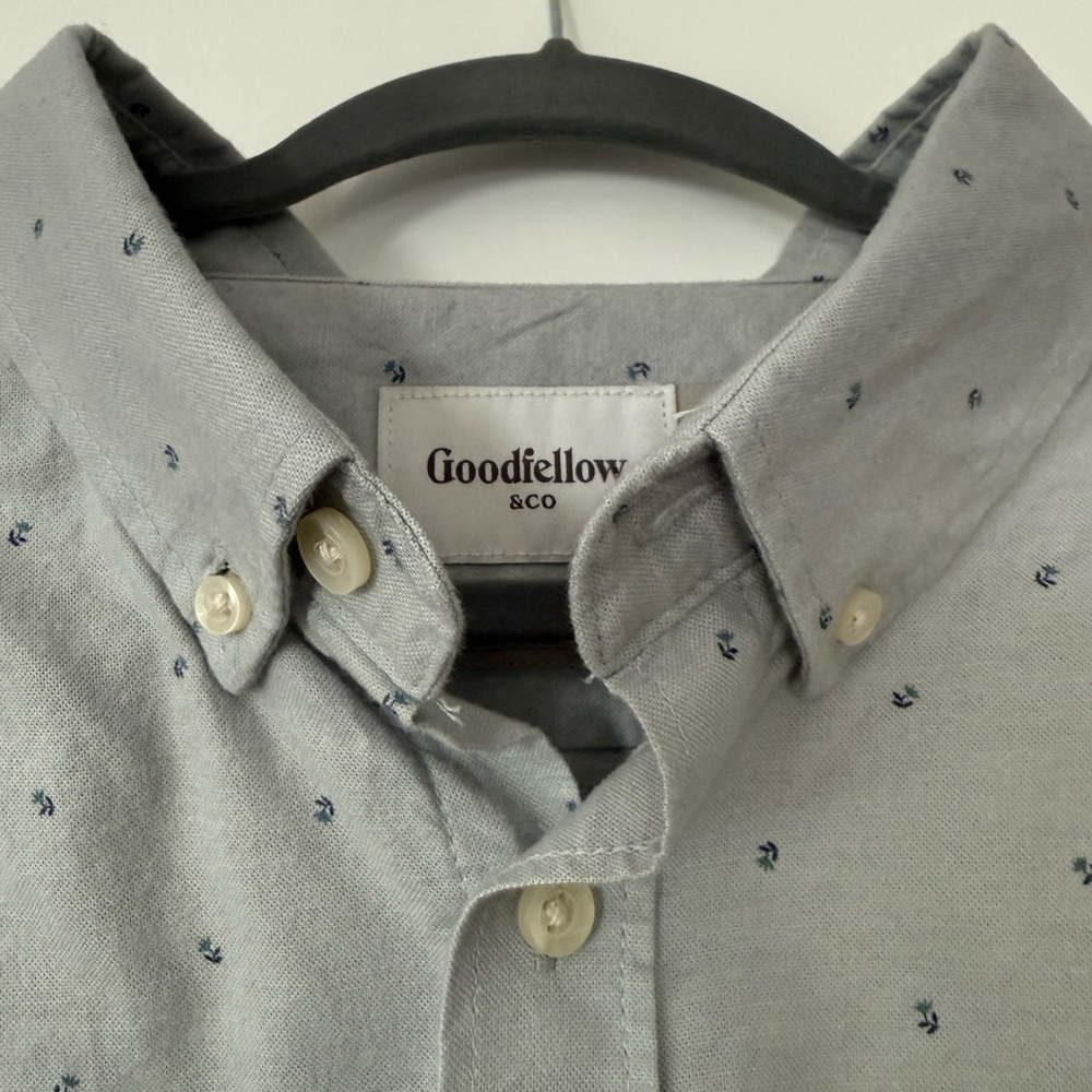 Goodfellow, Men’s, XXL, grey long sleeve shirt with small flower design.